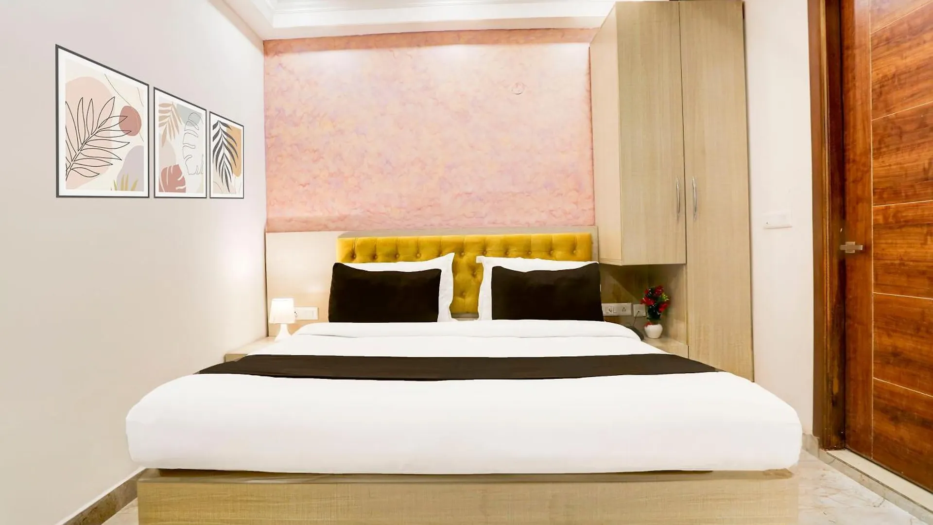 Super Townhouse Eden Garden Zirakpur Hotel 4*,