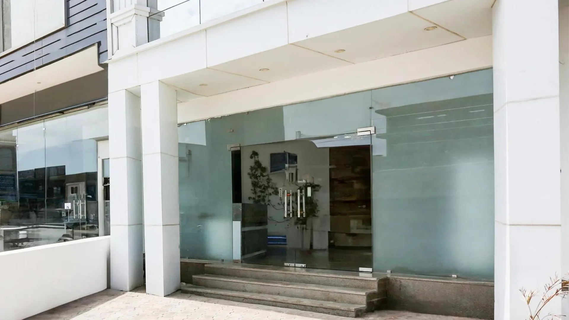 Super Townhouse Eden Garden Zirakpur Hotel 4*,